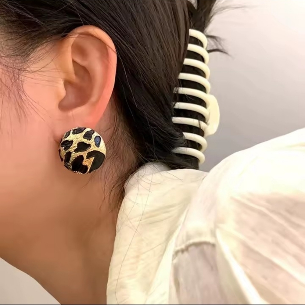 Leopard Earrings Women's Gold Stud Jewelry New f96 - Picture 2 of 3